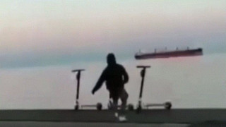 Ασυνείδητοι ρίχνουν πατίνια στον Θερμαϊκό και... πανηγυρίζουν!
