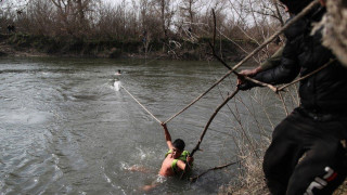 «Καραβάνια» μεταναστών περνούν με κάθε τρόπο στην Ελλάδα