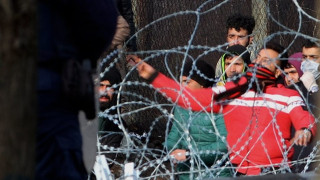 Μετανάστες πετούν χημικά κρατώντας την τουρκική σημαία στον Έβρο