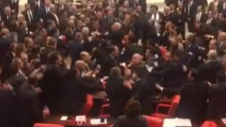 Πιάστηκαν στα χέρια στην τουρκική Βουλή