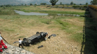 Του έκλεψαν το αμάξι, το έριξαν σε ποτάμι και θα πληρώσει και... κλήση