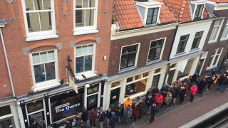 Ουρά για... μπάφο στην Ολλανδία πριν το κλείσιμο των μαγαζιών λόγω κορωνοϊού