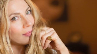 Σμαράγδα Καρύδη σε πλούσιους: «Βάλτε το χέρι στην τσέπη»