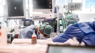 Αυξάνονται τα κρούσματα στην Ελλάδα: 71 νέα και 17 νεκροί