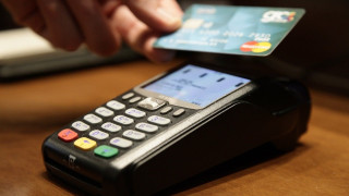 Στα 50 ευρώ το όριο για τις ανέπαφες συναλλαγές με κάρτες λόγω κορωνοϊού