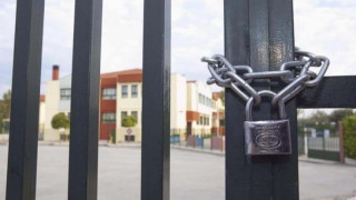 Έβαλαν σιλικόνη στα λουκέτα των εισόδων σχολείων