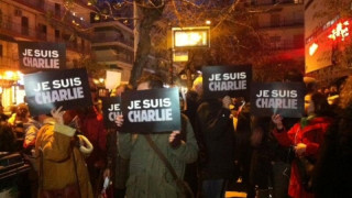 Ο Γιάννης Μπουτάρης λέει "Je suis Charlie" έξω από το Γαλλικό Ινστιτούτο! (pic)