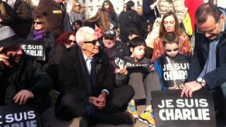 Καθιστική διαμαρτυρία για το "Charlie Hebdo" στην Πλατεία Αριστοτέλους (vid) 