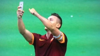 Ο τρελός selfie πανηγυρισμός του Τότι! (vid)