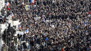 Και ο Μανώλης Γλέζος στη διαδήλωση στο Παρίσι! (pic)