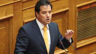Γκαζάκια στο βιβλιοπωλείο του Άδωνι Γεωργιάδη!