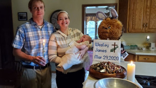 Κορωνοϊός: Η βάπτιση με... νεροπίστολο που έγινε viral!