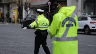 Βίντεο: Πολίτης απειλεί αστυνομικούς γιατί τον έπιασαν χωρίς έγγραφα!