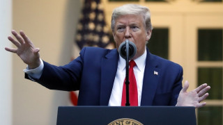 Απίστευτο! Ο Τραμπ έβαλε το όνομά του στις επιταγές οικονομικής ενίσχυσης!