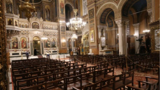 Χαλκιδική: Ιερέας μετέδωσε το Άγιο Φως με… σελφ σέρβις
