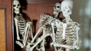 Σε κάθε (;) ντουλάπα υπάρχει (;) ένας …σκελετός;