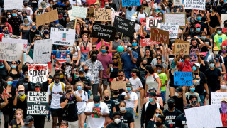 Σύζυγος πρώην παίκτη του Ολυμπιακού: «Αηδιαστικά βόδια οι διαδηλωτές στις ΗΠΑ, πρέπει να πεθάνουν»