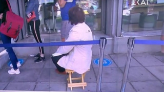 Θεσσαλονίκη: Με τα καρεκλάκια τους στην ουρά έξω από την ΕΥΑΘ