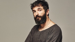 Σερβετάλης σε δημοσιογράφο έξω από το σπίτι του: «Θα σας δώσω ένα μανταρίνι!»