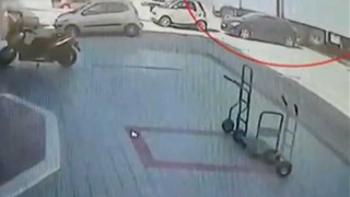 Βίντεο σοκ από το φορτηγό που «καρφώθηκε» σε εταιρεία