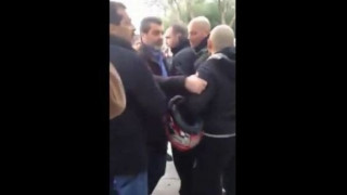 Επίθεση χρυσαυγιτών σε μέλη του ΑΝΤΑΡΣΥΑ-ΜΑΡΣ στο Κερατσίνι (video)