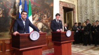 Έβγαλε το κινητό και έστελνε sms ο Ρέντσι