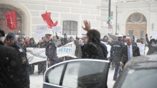 Διαδήλωσαν υπέρ του Τσίπρα έξω από την καγκελαρία της Αυστρίας (pics)