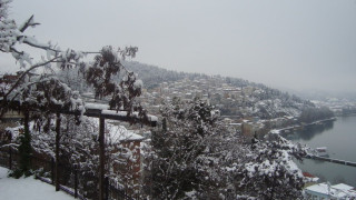 Χιονίζει στην Καστοριά, κίνδυνος αναβολής του αγώνα με Άρη
