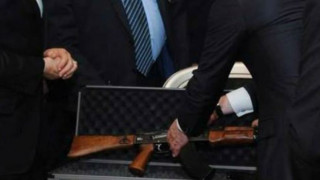 Δώρο καλάσνικοφ από τον Πούτιν στο Αιγύπτιο πρόεδρο! (pics+video)