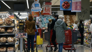 Όταν σε κερνάνε μια τυρόπιτα τη μέρα (ή αλλιώς όταν πανηγυρίζεις για την αύξηση του κατώτατου μισθού)
