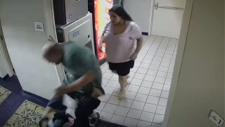 Ζευγάρι ξυλοκοπεί αφροαμερικανή υπάλληλο επειδή δεν είχε ζεστό νερό