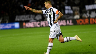 Μια τεράστια αγκαλιά για τον μεγάλο αρχηγό!