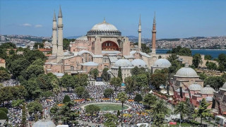 Βεβήλωση: Χιλιάδες Μουσουλμάνοι προσεύχονται στην Αγια-Σοφιά