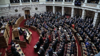 Βουλή: Ένταση, ύβρεις και χειρονομίες!