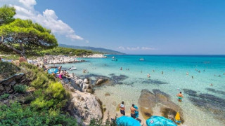 Έφοδος στις παραλίες της Τήνου: Απελευθερώνονται 3.000 τ.μ. αιγιαλού
