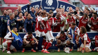 Έπεσε η κούπα από τον Ομπαμεγιάνγκ, γέλασαν μέχρι δακρύων οι συμπαίκτες του