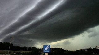 Τραβούσε βίντεο την καταιγίδα και έπεσε κεραυνός στα δυο μέτρα