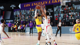 ΛεΜπρόν και Ντέιβις έδωσαν το ντέρμπι στους Λέικερς