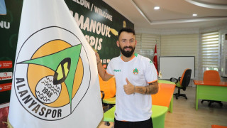 Παντρεύτηκε ο Σιώπης και περιμένει και τον πελαργό