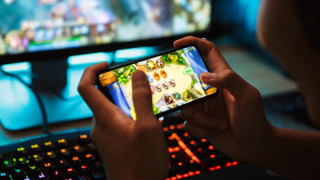 Πόλεμος τιτάνων: Facebook και Microsoft κατά Apple