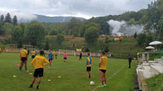 Φίλαθλοι του Άρη με πυρσούς και συνθήματα στην προπόνηση (vid)