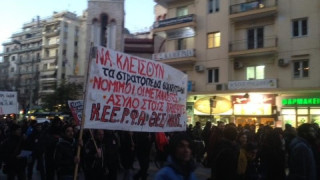 Πορεία ενάντια στο κέντρα κράτησης μεταναστών στο κέντρο της Θεσσαλονίκης