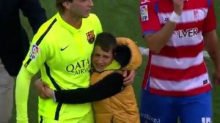 Πιτσιρικάς αγκάλιασε τον Ράκιτιτς και ξέσπασε σε λυγμούς (VIDEO)