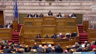 Ο Τσίπρας σκουντάει τον... αφηρημένο Γιάνη για να ψηφίσει! (video)
