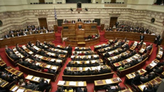 Μπάχαλο στην πρώτη συνεδρίαση της Βουλής