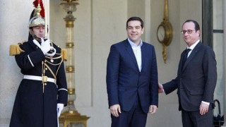 Σε ρόλο... πυροσβέστη ο Ολάντ: "Θα μιλήσω με τη Μέρκελ"