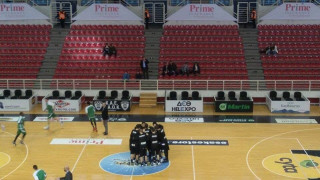 Τράβηξε φρένο στον κατήφορο