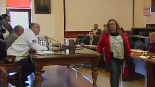 «Ρεσιτάλ» Μπέου στο δημοτικό συμβούλιο Βόλου (VIDEO)