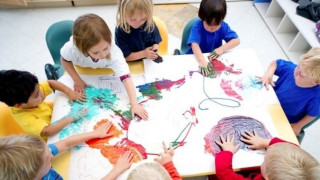 Στα κάγκελα οι γονείς μετά τον αποκλεισμό χιλιάδων παιδιών από τα ΚΔΑΠ