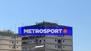 Θεσσαλονίκη: Ανδρας απειλεί να πέσει από πολυκατοικία